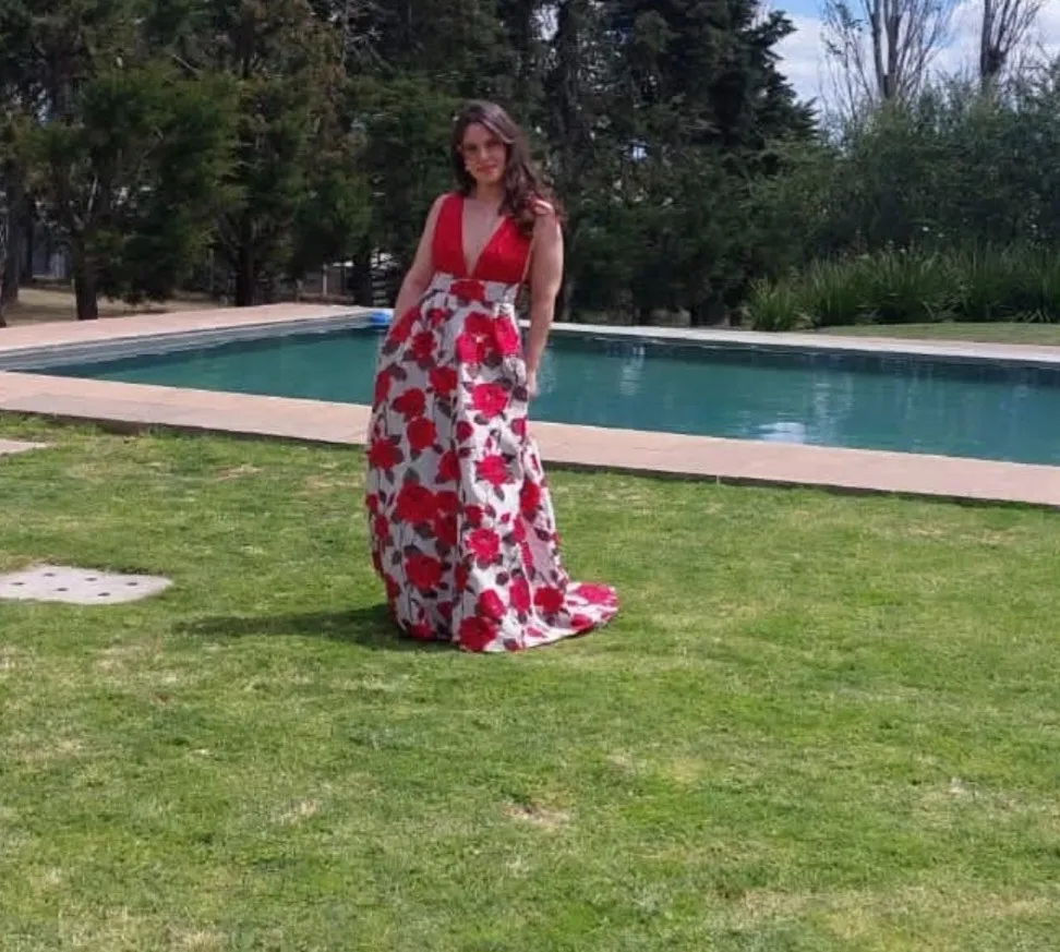 Vestido largo estampado con flores rojas sobre fondo blanco. Modelo Valentino hecho con tela importada. como nuevo. Escote en V y breteles finos.