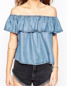 Remera de jean con volados y hombros descubiertos.