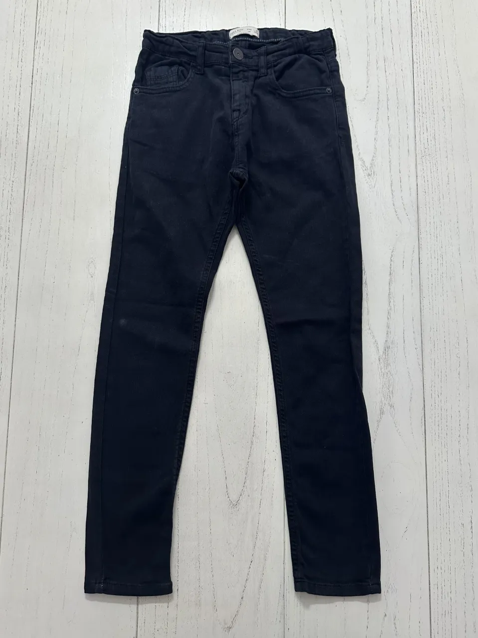 Pantalón de jean negro para niño. Posee bolsillos delanteros y traseros.