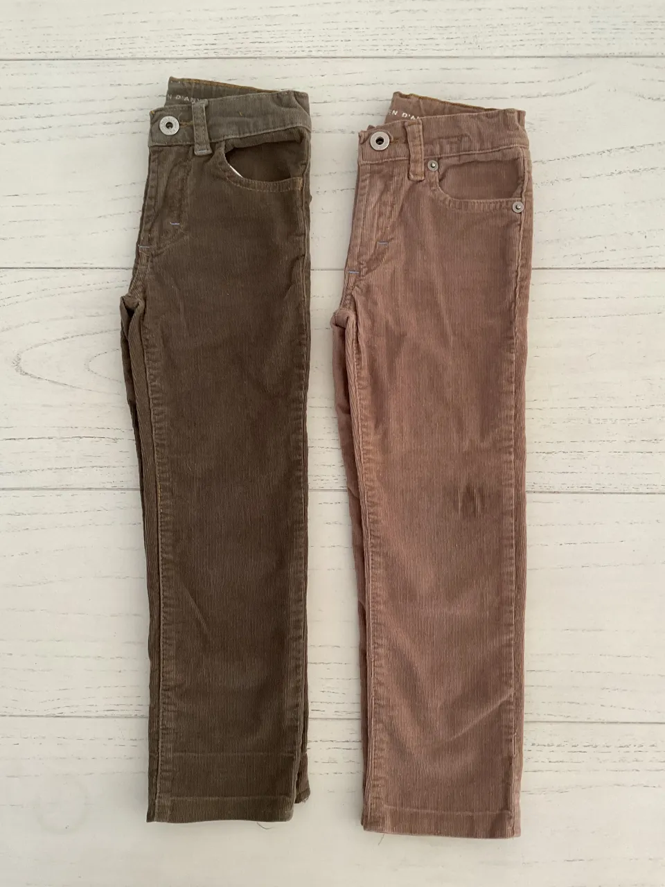 Lote de dos pantalones de pana para niño. Uno en color marrón oscuro y otro en marrón claro. Ideales para el día a día o para un look casual.