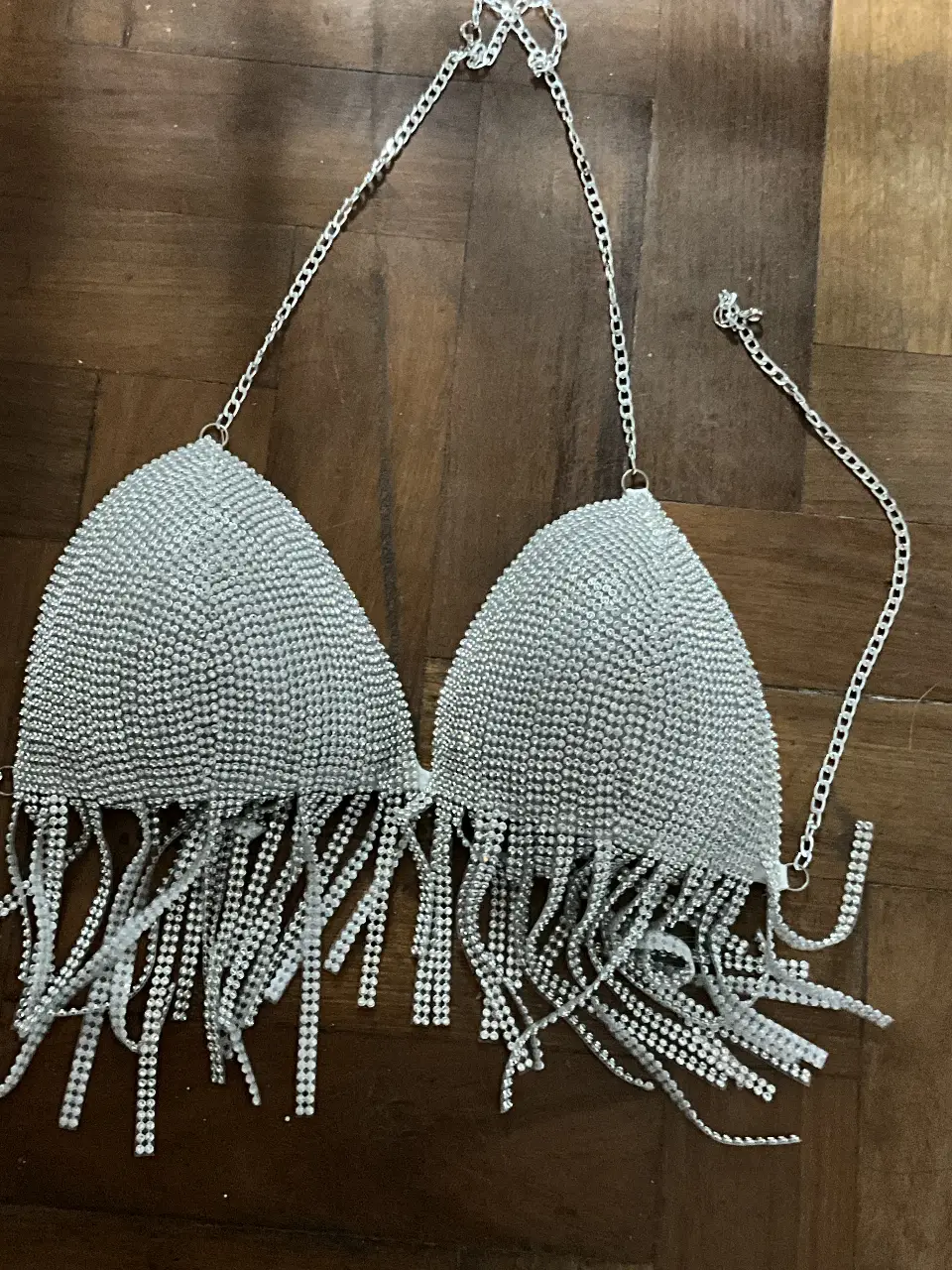 Top de bikini con diseño de cristales plateados y flecos. Ideal para eventos especiales o para destacar en la playa.