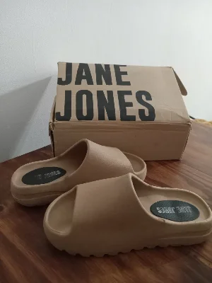 JANE JONES