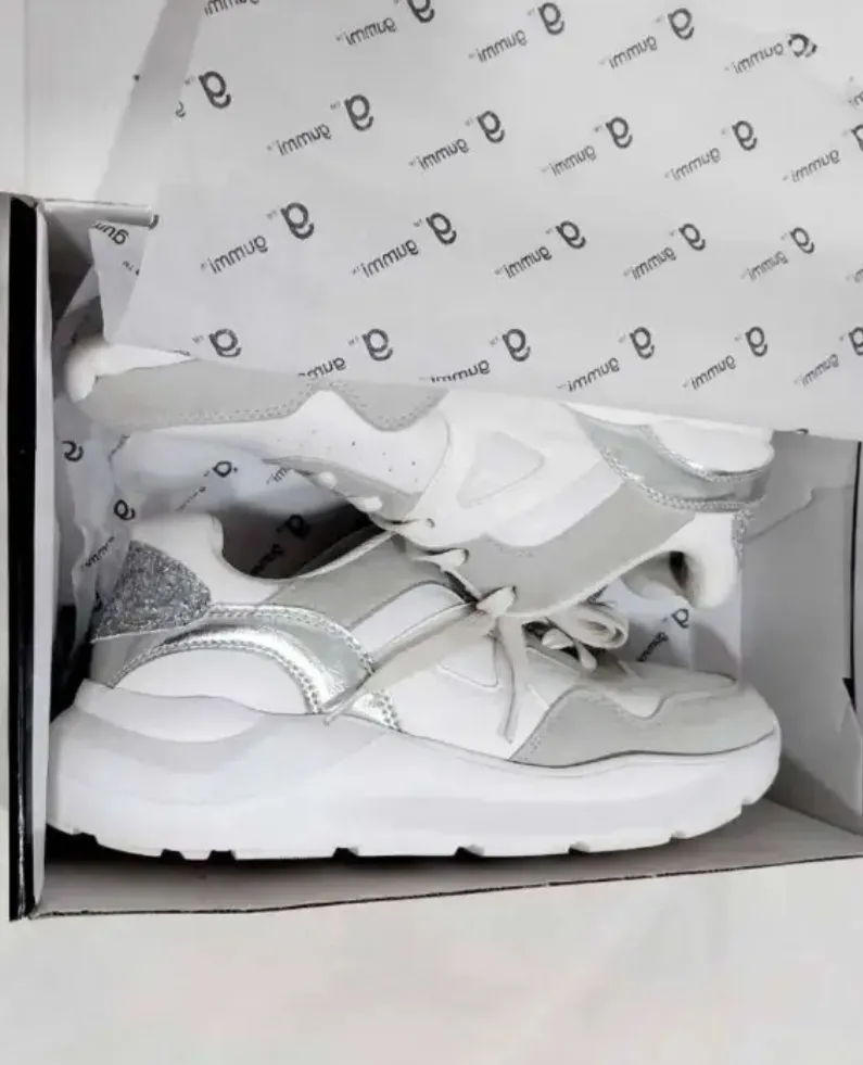 Zapatillas deportivas blancas y grises para mujer. Diseño moderno con detalles plateados y suela gruesa. Ideales para un look casual y cómodo.25cm plantilla ergonómicas livianas solo 2 usos, gummi