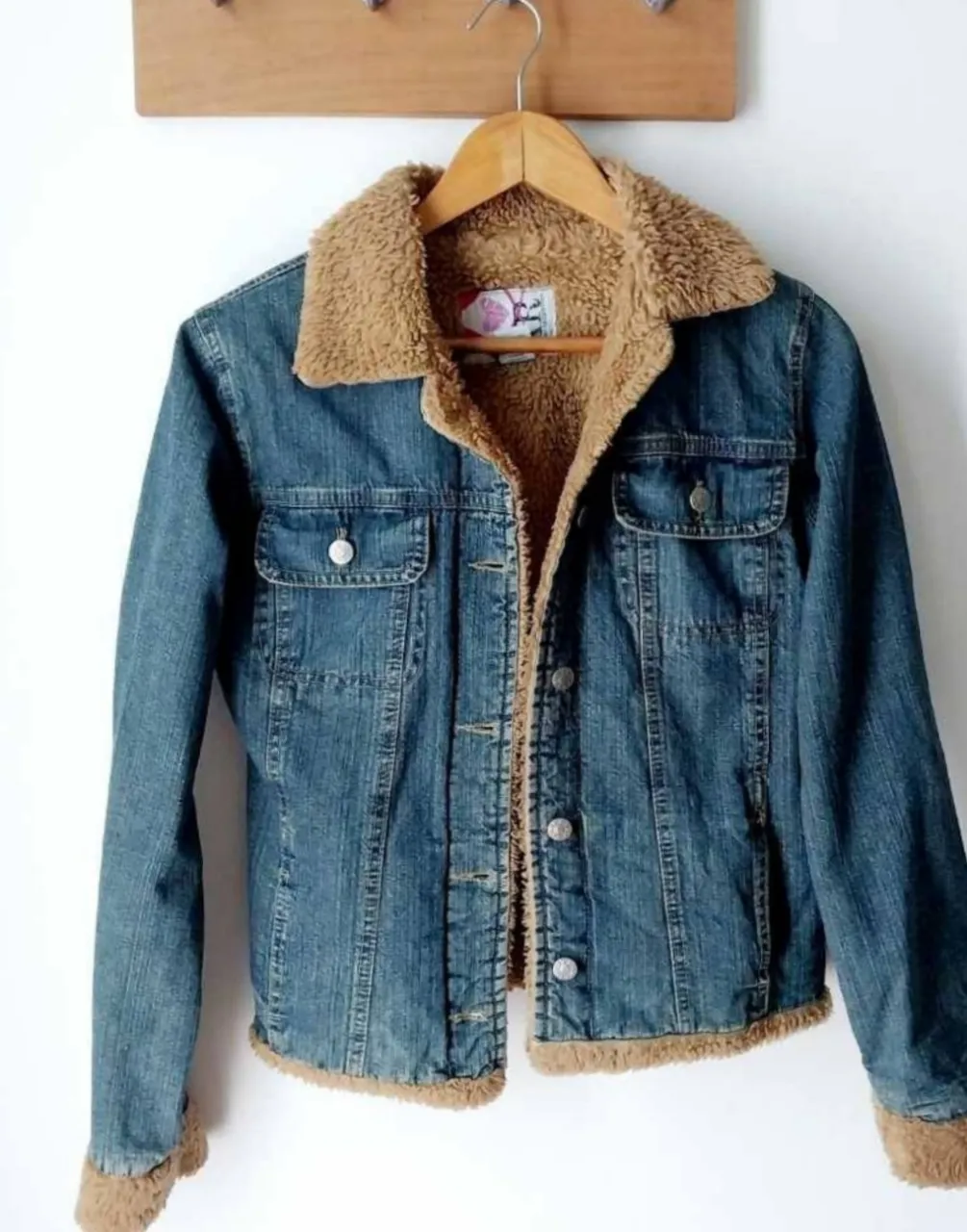 Campera de jean súper canchera, forrada en peluche para mayor abrigo. Ideal para los días frescos, con un estilo único que no pasa de moda. Combina perfecto con cualquier look.