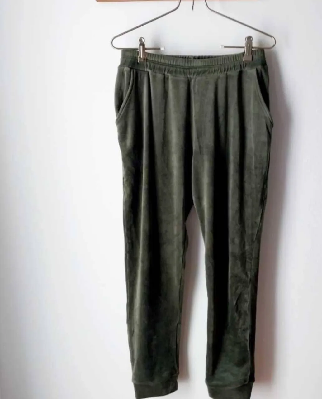 Pantalon de plush color verde oscuro, tiro alto, con bolsillos laterales y puño en la cintura y tobillos. Ideal para un look comfy y casual.