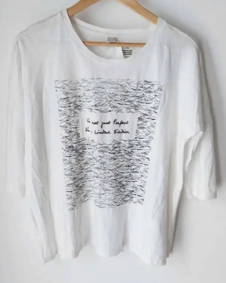 Remera blanca de manga 3/4 con estampado en el frente. Diseño con frase "It's not just perfect, it's limited edition". Ideal para un look casual y cómodo.