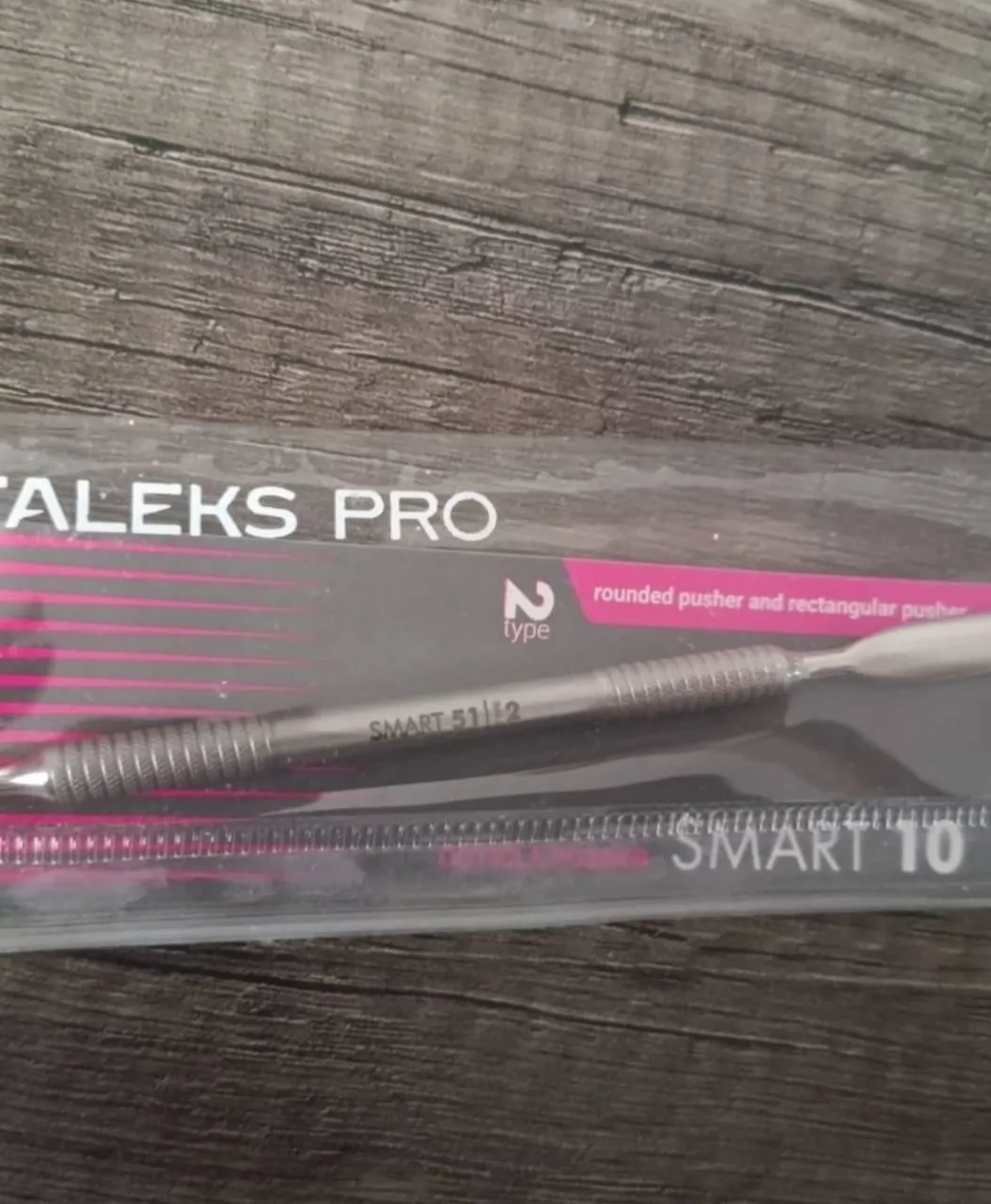 Manicuría marca Staleks Pro, modelo Smart 10. Incluye un empujador de cutículas y un empujador rectangular,de acero inoxidable.