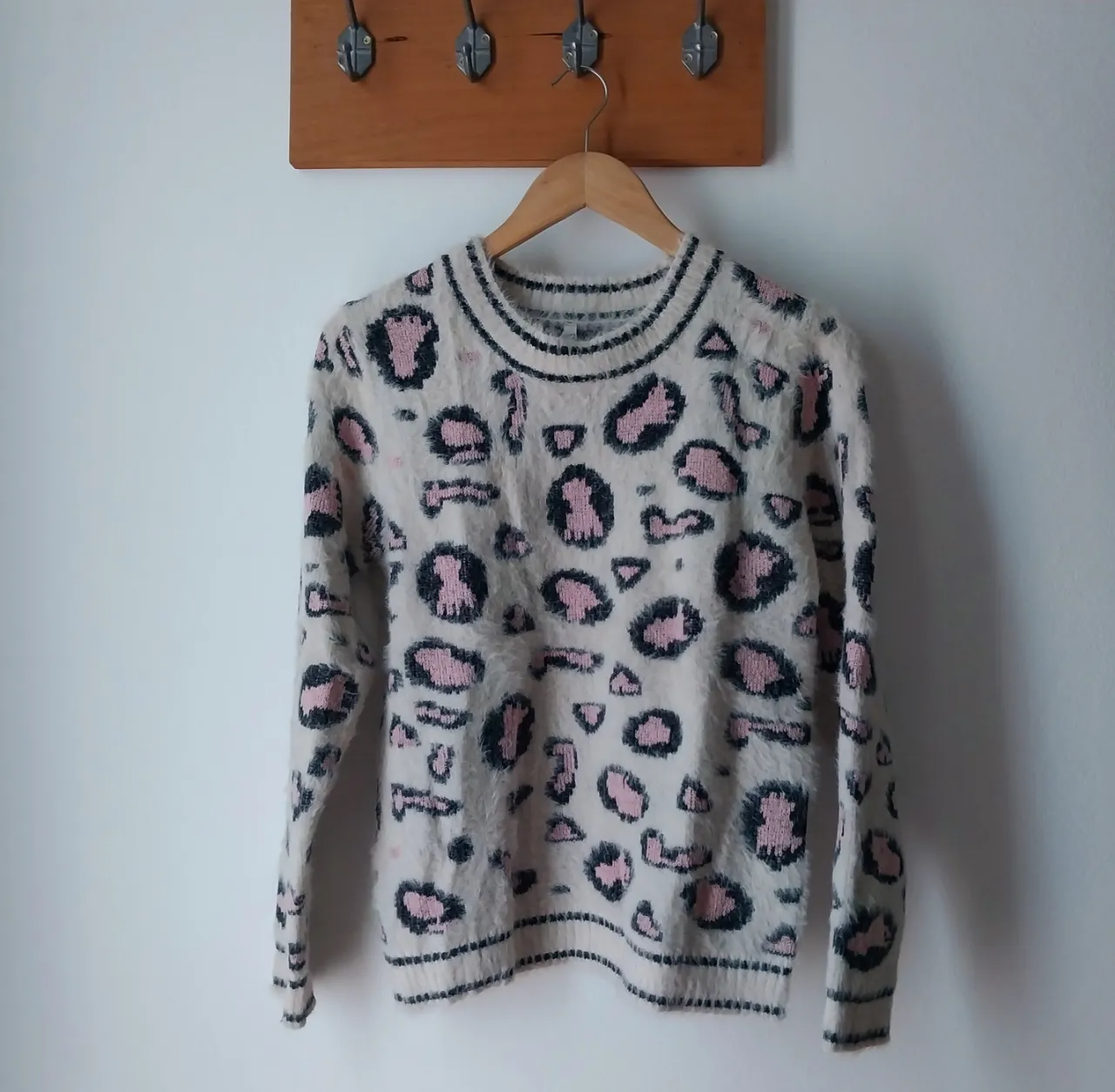 Sweater de tejido suave con estampa animal print en tonos rosa, negro y blanco. Posee cuello redondo y puños y cintura con guarda tejida.medidas.de ax.a ax.46cm.largo61cm.mangas60cm.