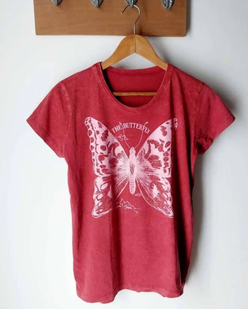 Remera de mujer con estampado de mariposa. Diseño vintage, ideal para un look casual y con onda. Perfecta para combinar con jeans o shorts.