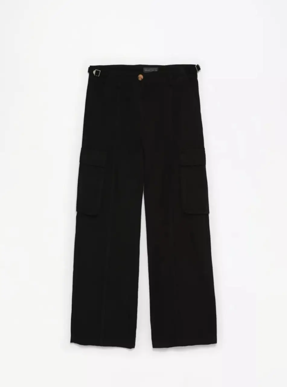 Pantalón cargo negro de Lefties, talle 38 EUR y 28 MEX. Con bolsillos laterales y corte recto.medidas sin estirar.cintura38cm.tiro30cm.cadera54cm.largo105cm.bota223cm.