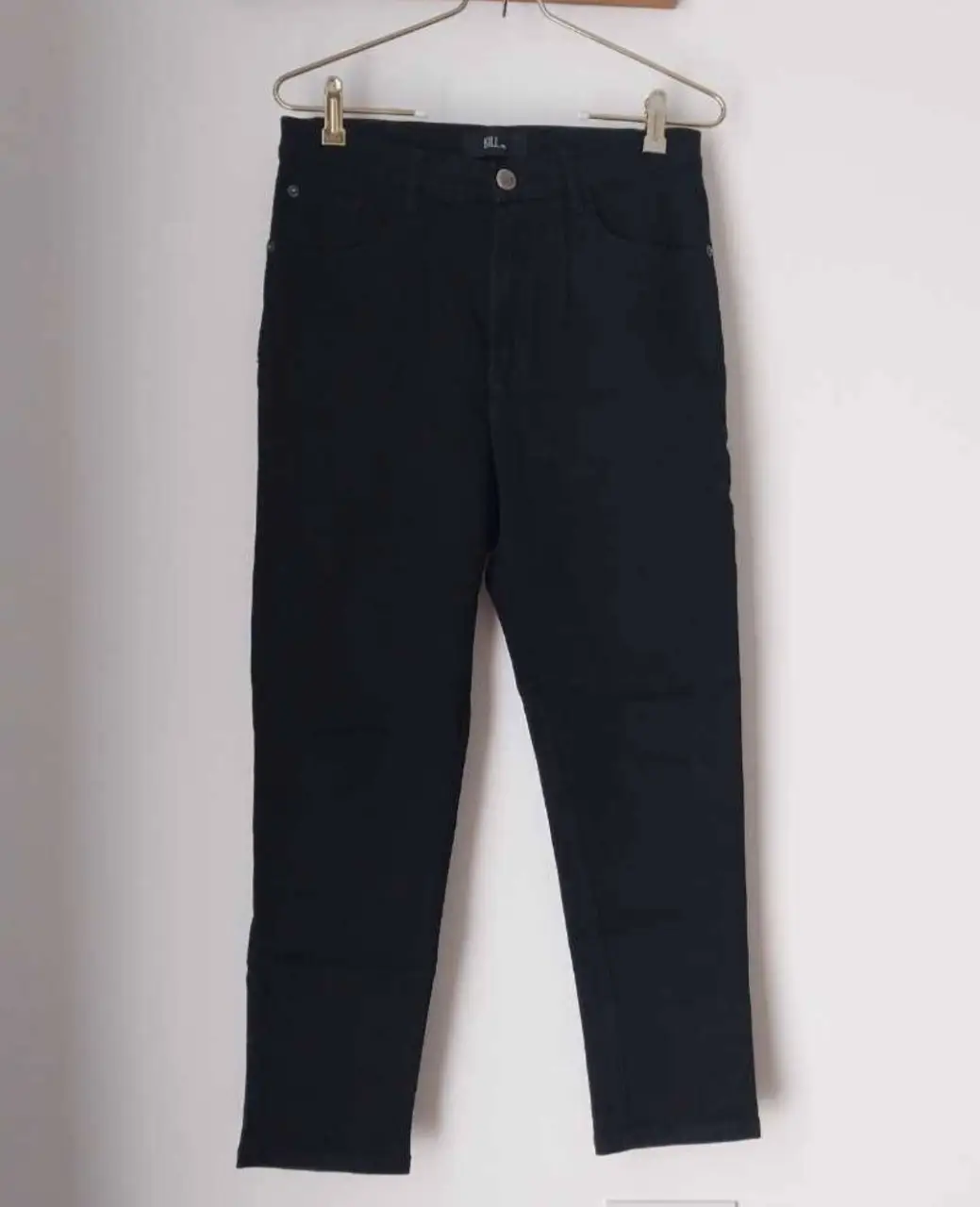 Jeans rectos de color negro, tiro alto. Ideal para un look casual y versátil.medidas sin estirar,cintura:37cm.cede tiene spandex,tiro:31cm cadera 46cm.largo:93cm.muy linda calidad de jean.