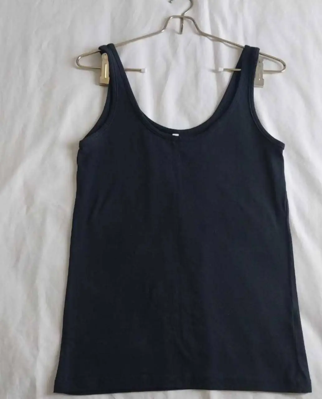 Musculosa negra básica, ideal para combinar con cualquier outfit. Perfecta para el día a día o para entrenar.