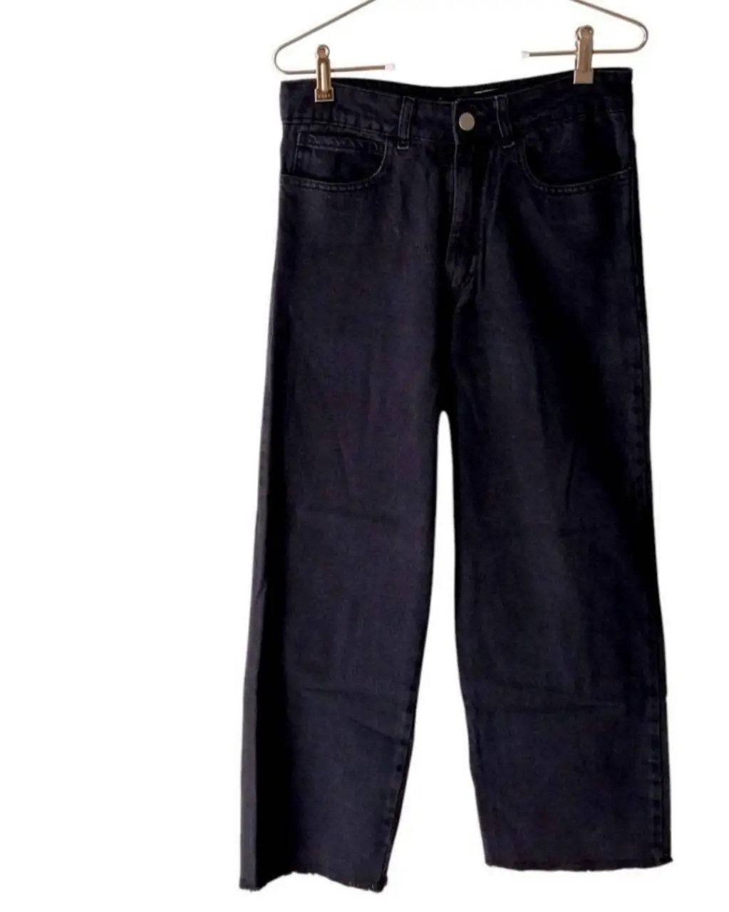 Jeans negro de corte recto, con un estilo moderno y versátil. Ideal para un look casual y cómodo. Cuenta con un diseño clásico de cinco bolsillos y un corte que favorece la figura.medidas sin estirar.cintura38cmtiro32cmcadera49cm.largo93cm.bota23cm.