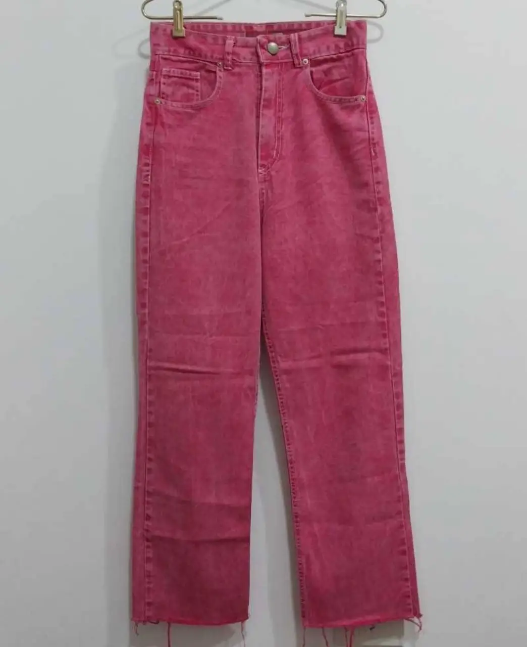 Jeans rectos de color rosa, ideales para un look casual y moderno. Confeccionados en jean resistente, estos pantalones ofrecen un ajuste cómodo y un estilo versátil para cualquier ocasión.medidas sin estirar.cintura:36cm.tiro:34cm.cadera:49/50cm.largo:103cm.bota:21cm.no dudes en consultarme