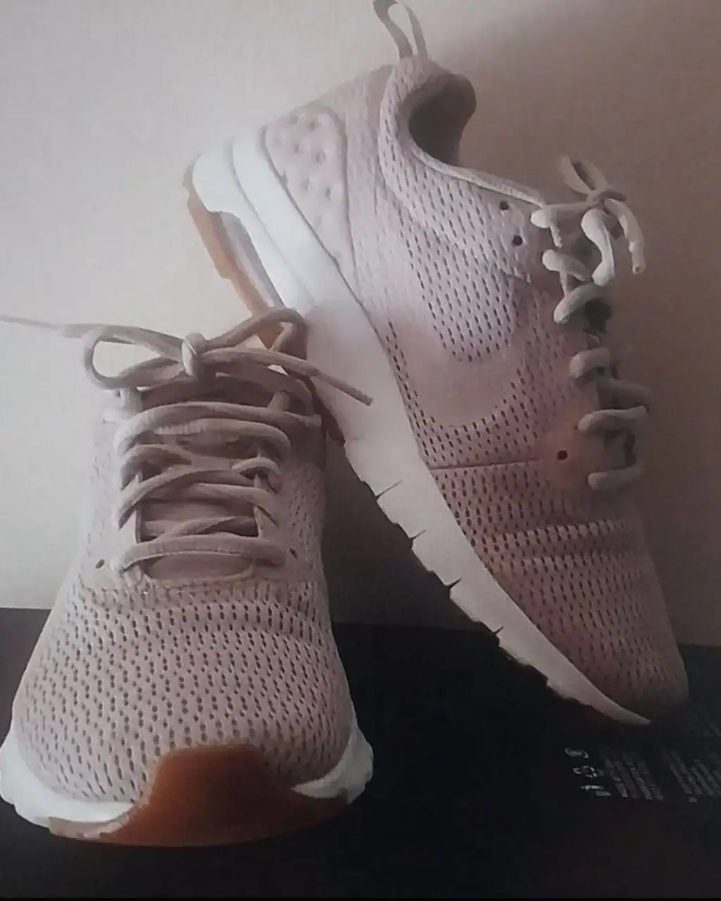 Zapatillas Nike Air Max Tavas en color rosa claro, con detalles en blanco y suela marrón. Ideales para un look casual y deportivo,plantilla 23cm.