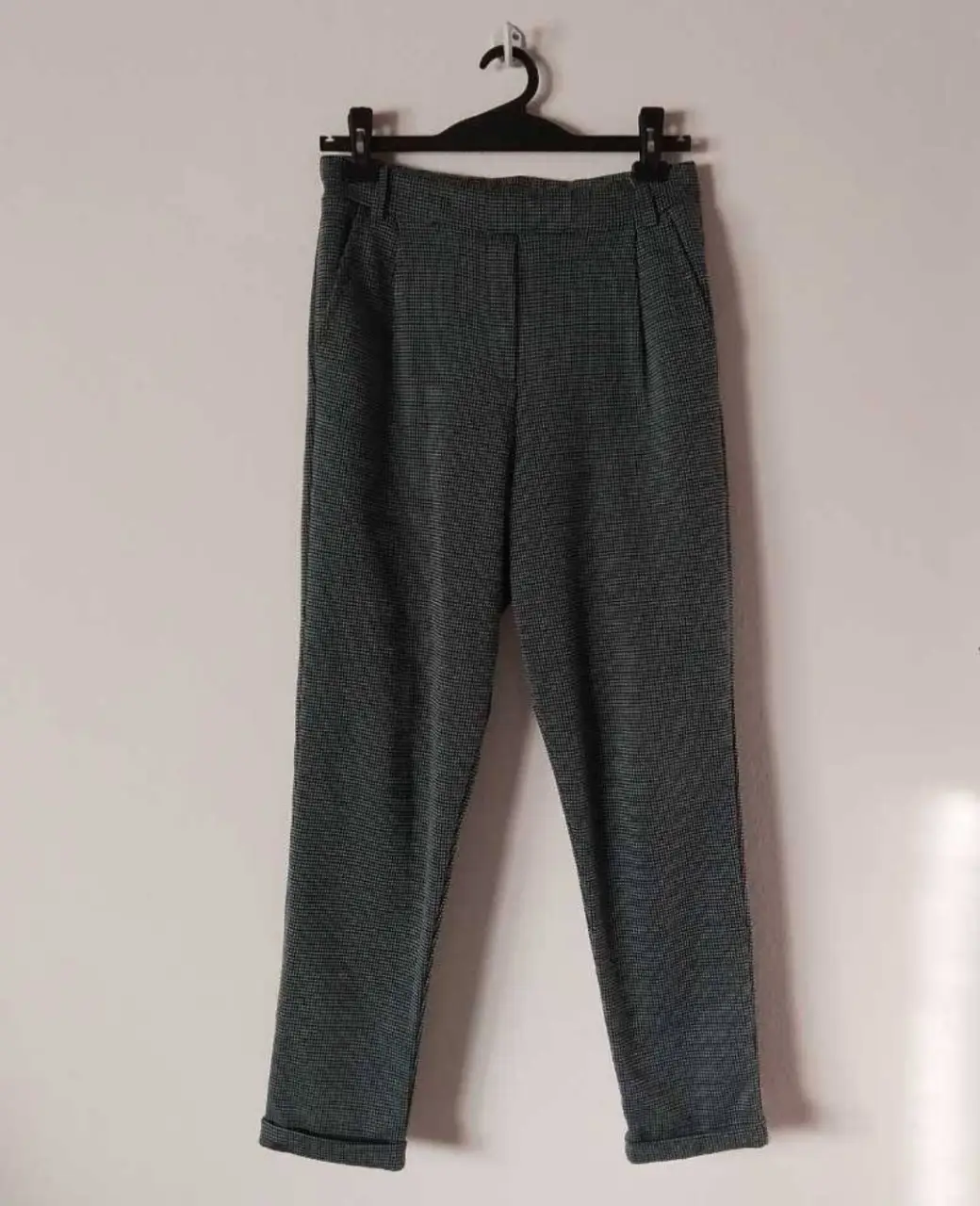 Pantalón sastrero de mujer, con diseño de micropuntos en color gris. Tiro alto, corte recto y pinzas delanteras. Ideal para un look elegante y versátil.