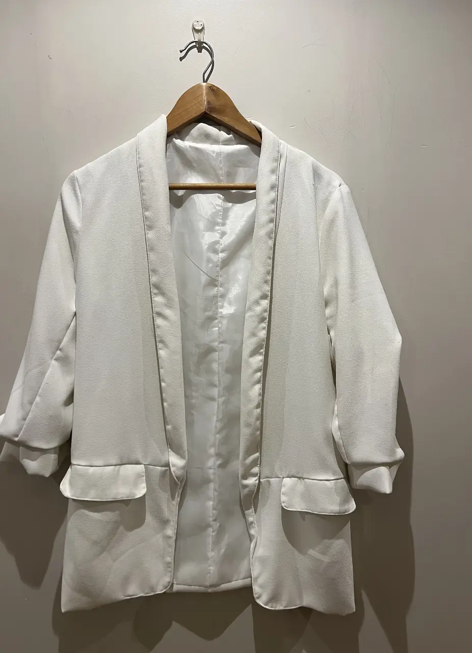 Blazer blanco de mujer, con mangas 3/4 y bolsillos delanteros. Ideal para un look elegante y versátil.