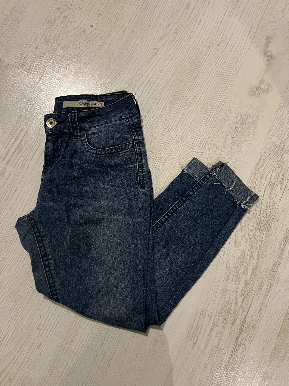 Jeans por los tobillos DKNY