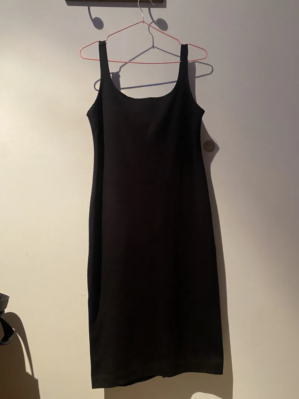 Vestido negro de tirantes finos.
