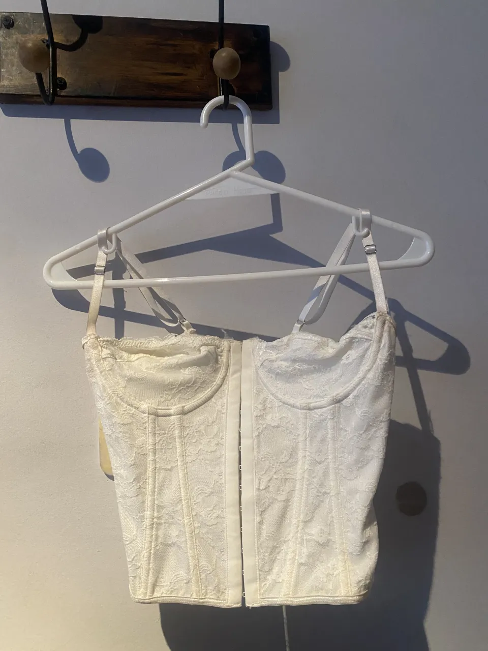 Corset blanco de encaje con ballenas y lazo en la espalda.