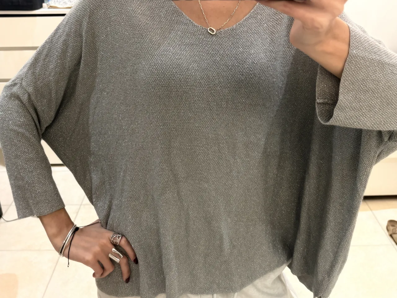Sweater plateado con escote en V y mangas largas. Tejido con hilos metalizados. Es con mangas tipo campana y sueltas es talle S puede ir para un M también es súper delicado y canchero. Está nuevo sin uso  