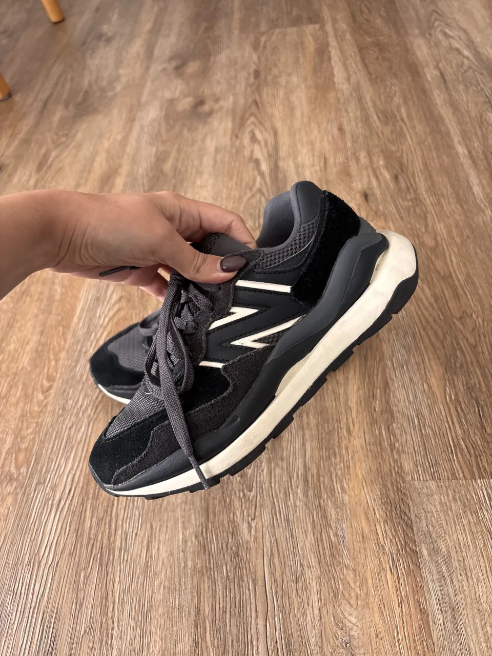 Zapatillas New Balance 57/40 en excelente estado. Diseño moderno y súper cómodas, ideales para el día a día o para darle un toque urbano a tu look. Combinan gamuza y mesh en tonos grises y negros con detalles blancos.