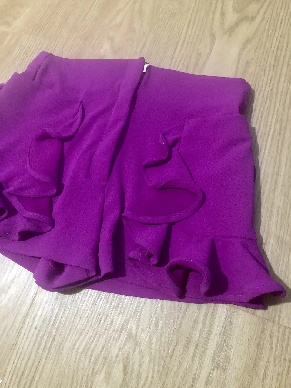 Short de mujer tiro alto color violeta con volados en los laterales. Ideal para un look moderno y femenino.