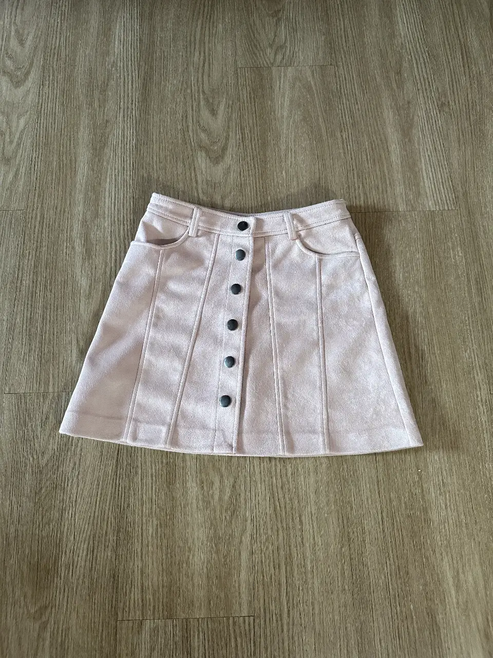 Pollera de gamuza rosa con botones en el frente.  Como nueva