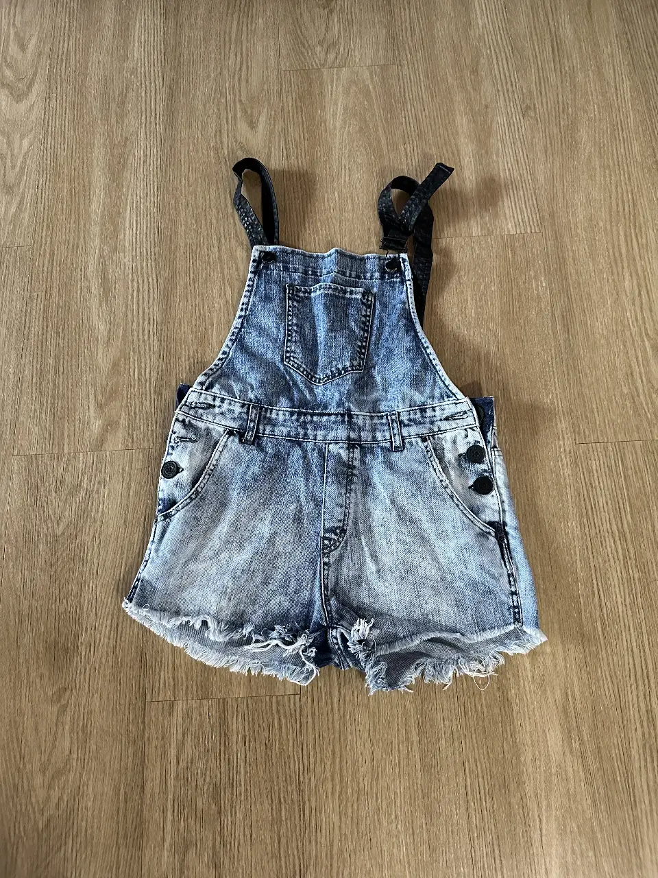 Enterito de Jean KOSIUKO, con detalles en negro. 