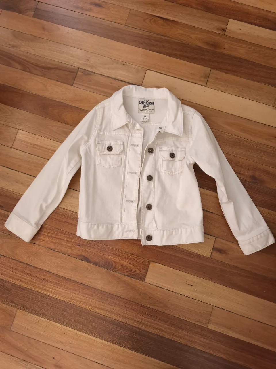 Campera de jean blanca, ideal para niñas. Un clásico que no puede faltar en ningún guardarropa, perfecta para completar cualquier look.