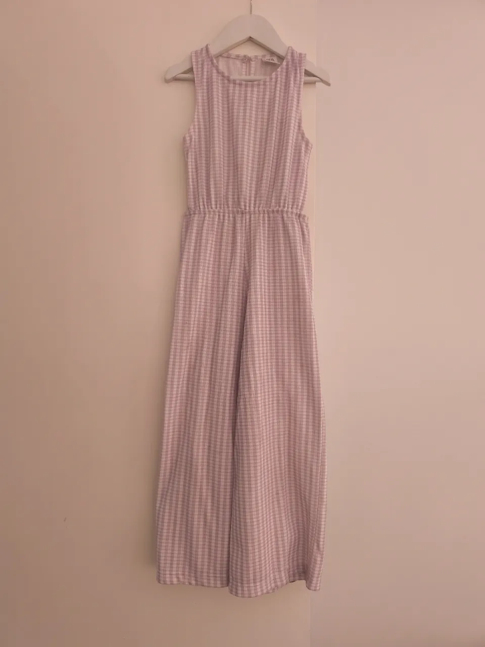 Mono largo a cuadros talle alto, ideal para un look casual y cómodo. Perfecto para días de primavera o verano, se puede usar para salidas informales o para estar en casa.