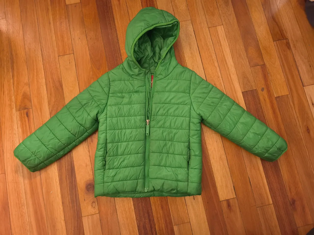 Campera acolchada verde con capucha, ideal para los días frescos. Perfecta para que los chicos jueguen al aire libre o para el día a día.