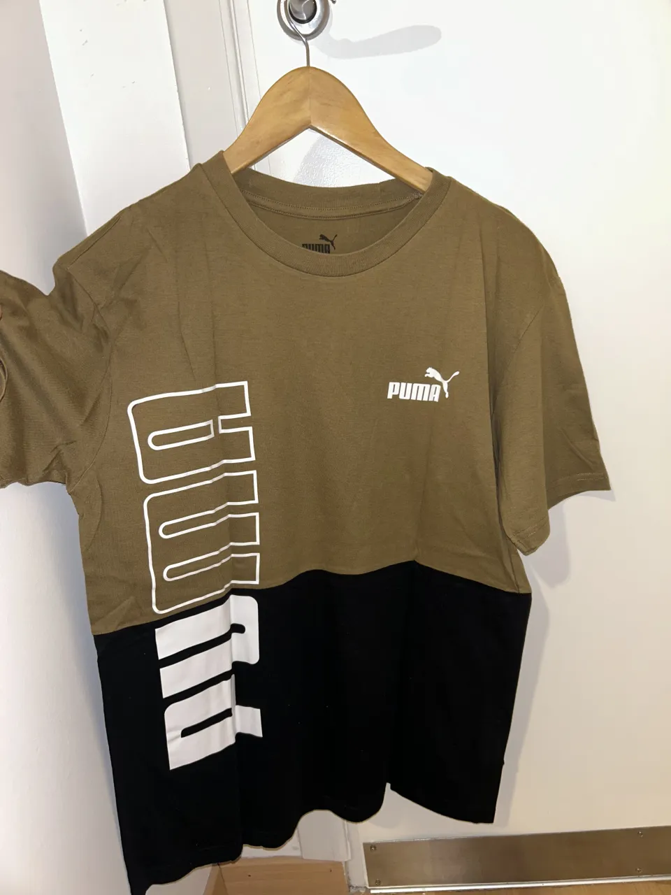 Remera deportiva Puma de algodón, ideal para entrenar o para un look casual. Diseño moderno con bloques de color y logo de la marca.