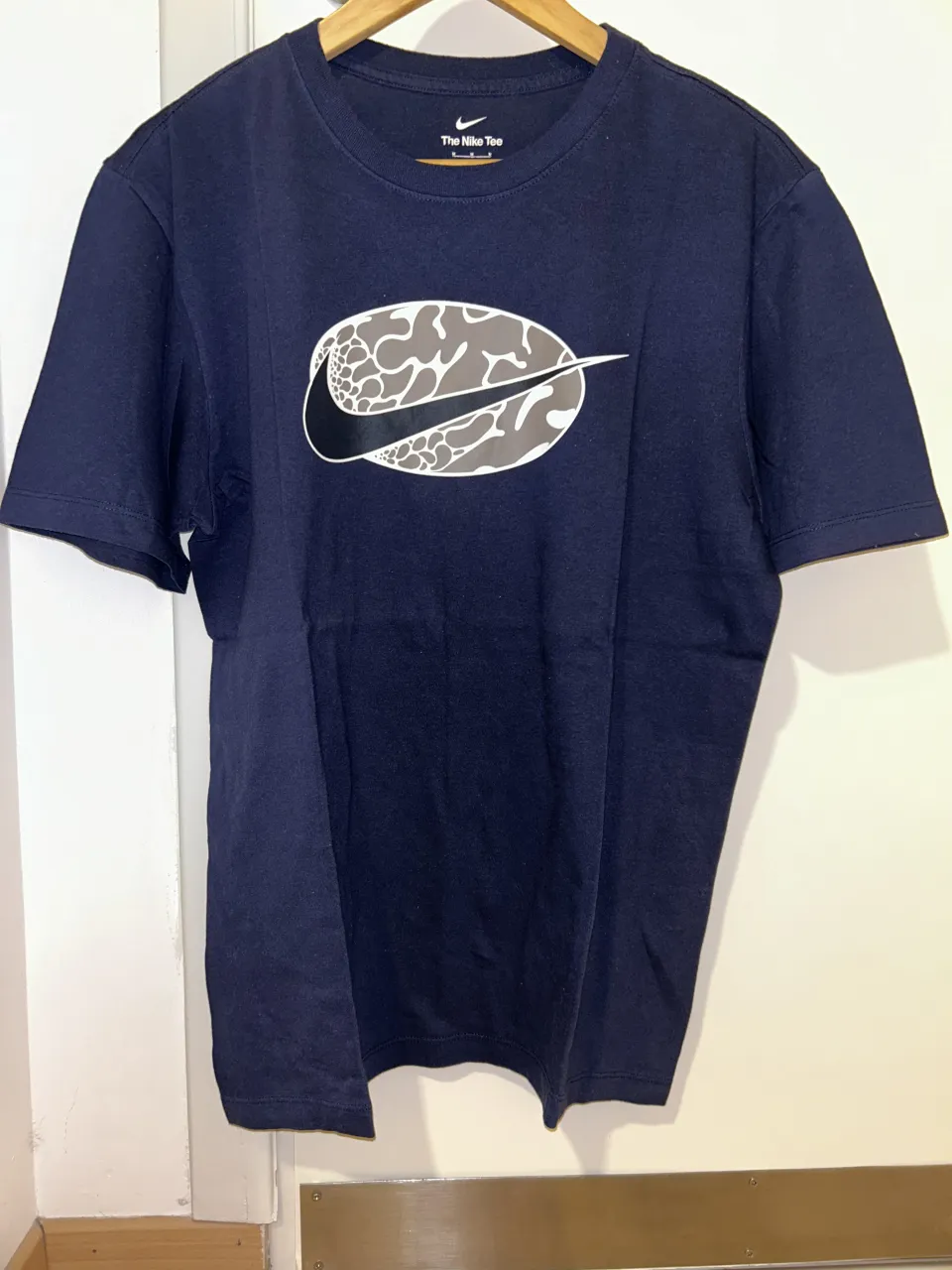 Remera azul marino de manga corta con estampa de Nike. Ideal para el día a día o para entrenar.