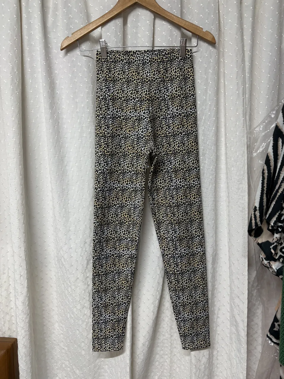 Calzas con estampa de leopardo.