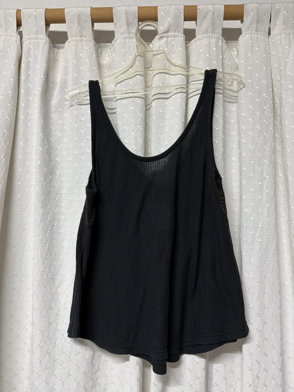 Musculosa negra de morley con detalles de red en los breteles.