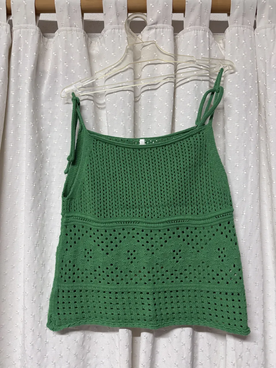 Musculosa tejida a crochet de color verde. Posee breteles finos y escote cuadrado.