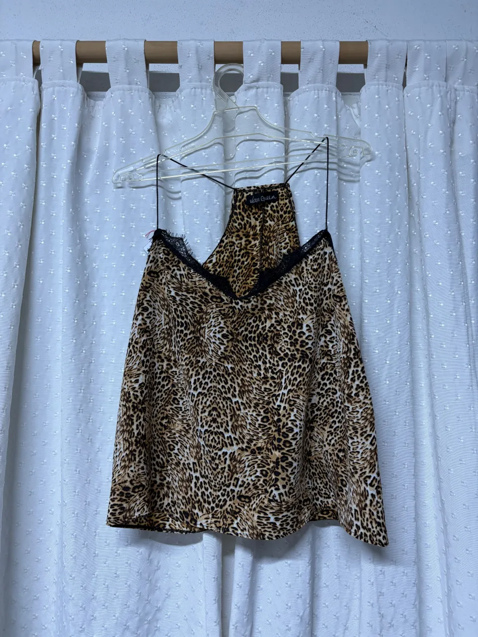 Top con estampa de leopardo y detalles de encaje negro en el escote. Breteles finos.