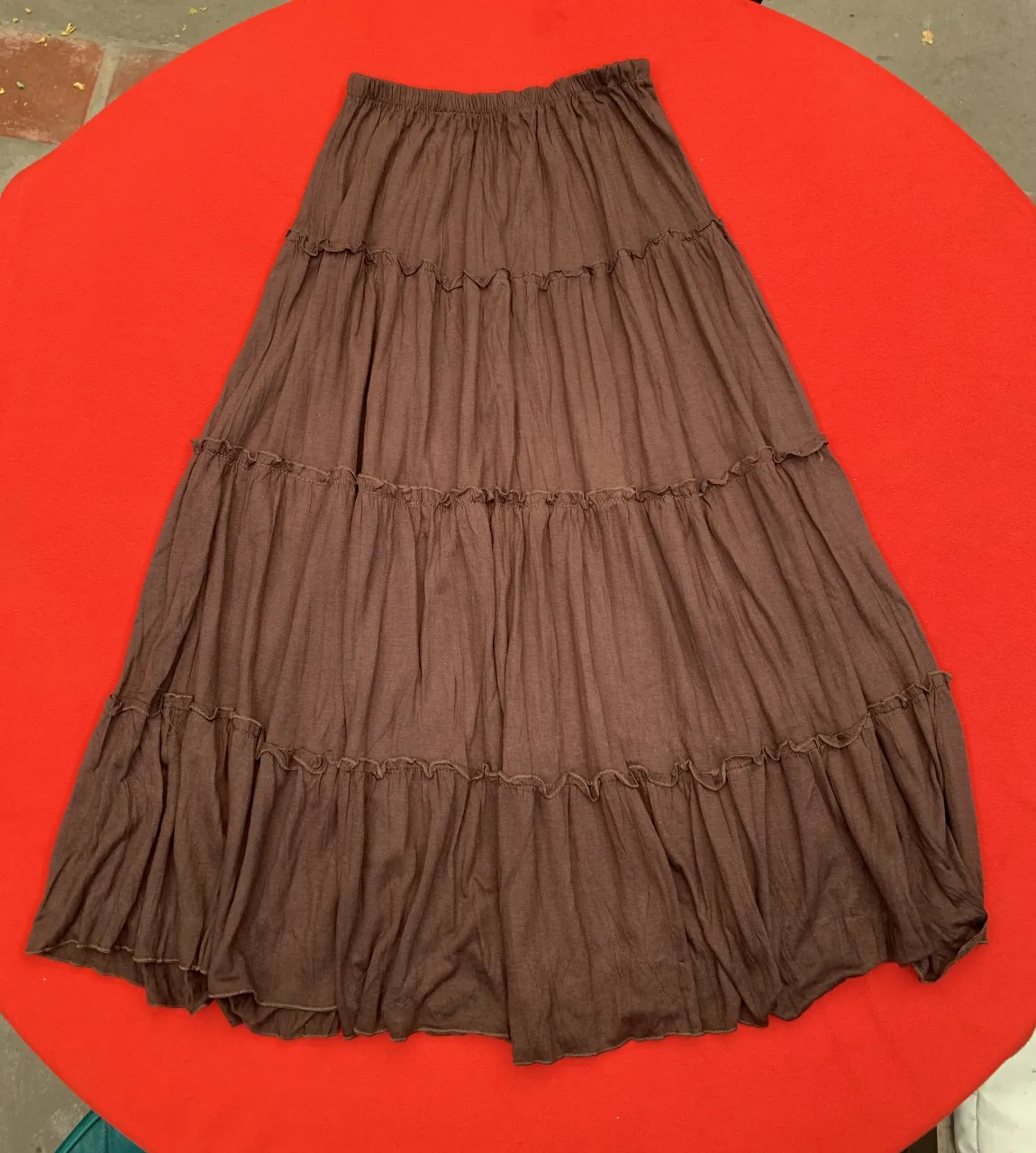 Pollera larga color chocolate con volados y elástico en la cintura.