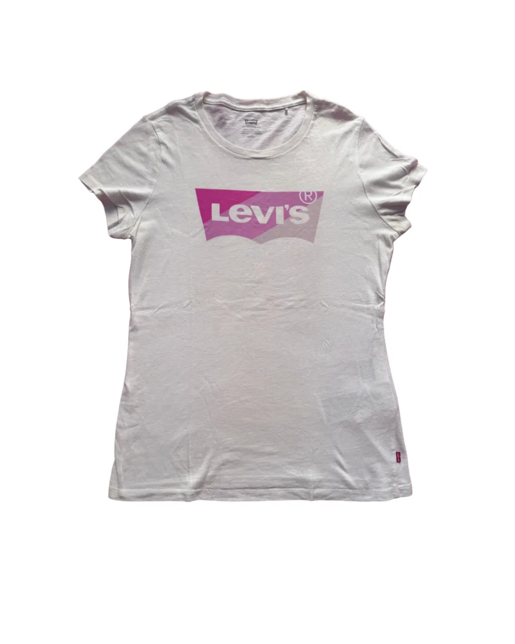 Remera blanca de manga corta con logo de Levi's en color rosa y fucsia degradado en el frente.