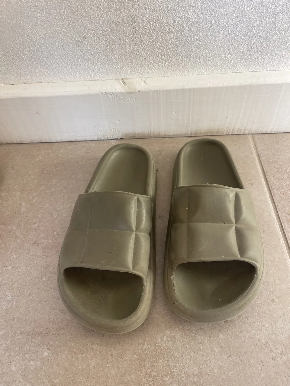 Ojotas color verde musgo, con tiras acolchadas y suela gruesa.