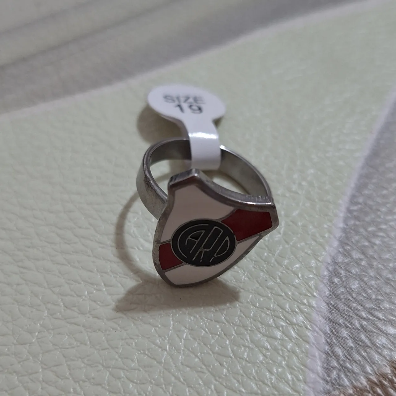 Anillo con escudo de River Plate. Material Acero Quirúrgico. Tamaño 19.