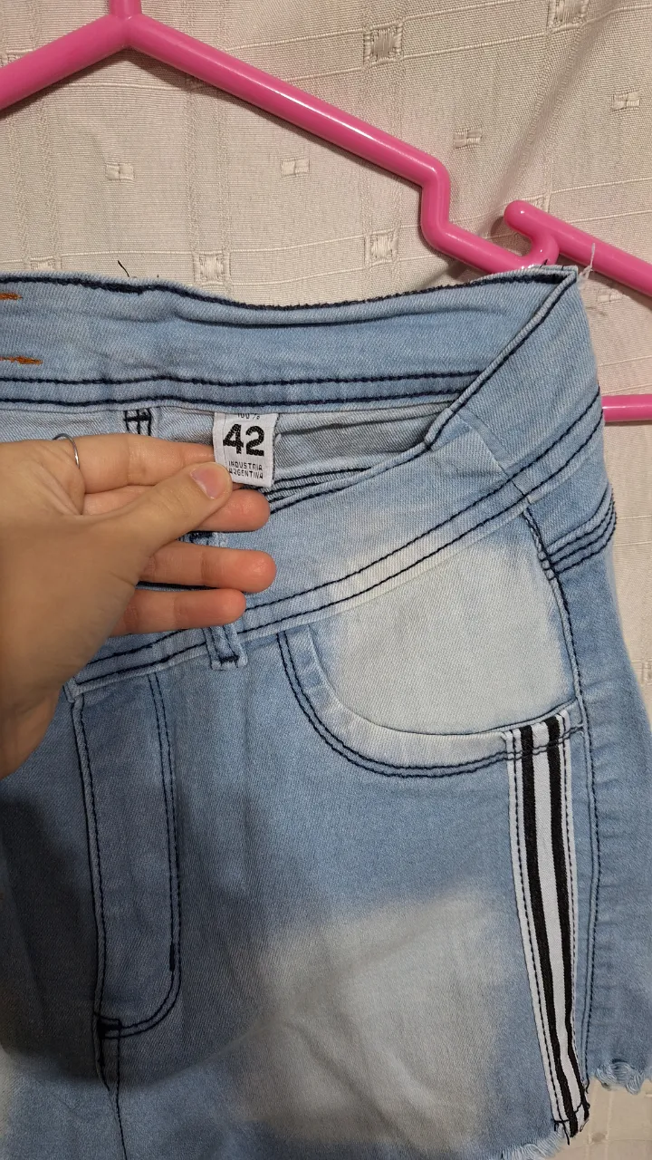 Short No tiene exactamente la marca - imagen 3
