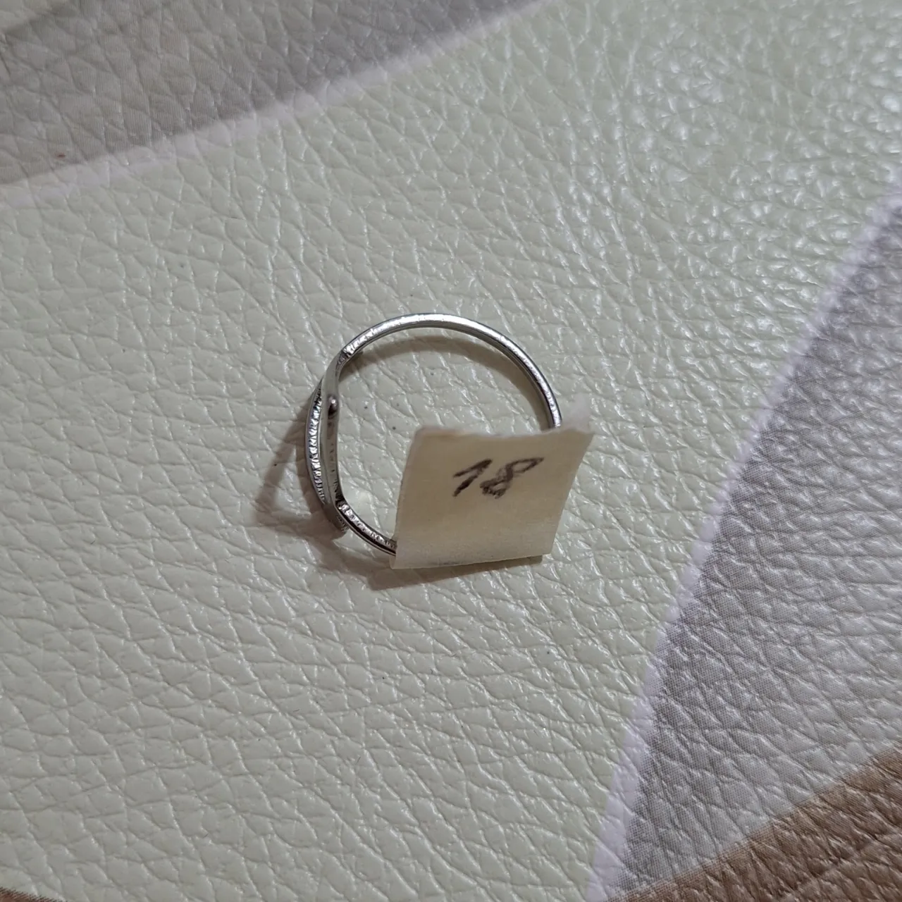 Anillo No tiene exactamente la marca - imagen 2