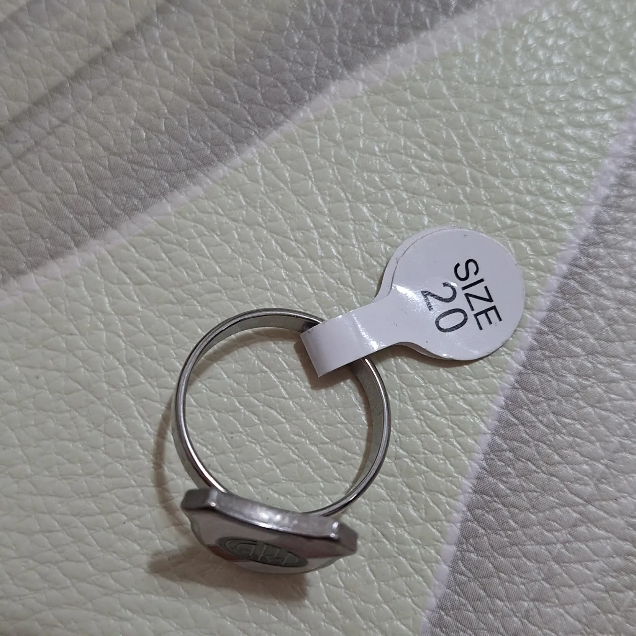 Anillo No tiene exactamente la marca - Vista 3