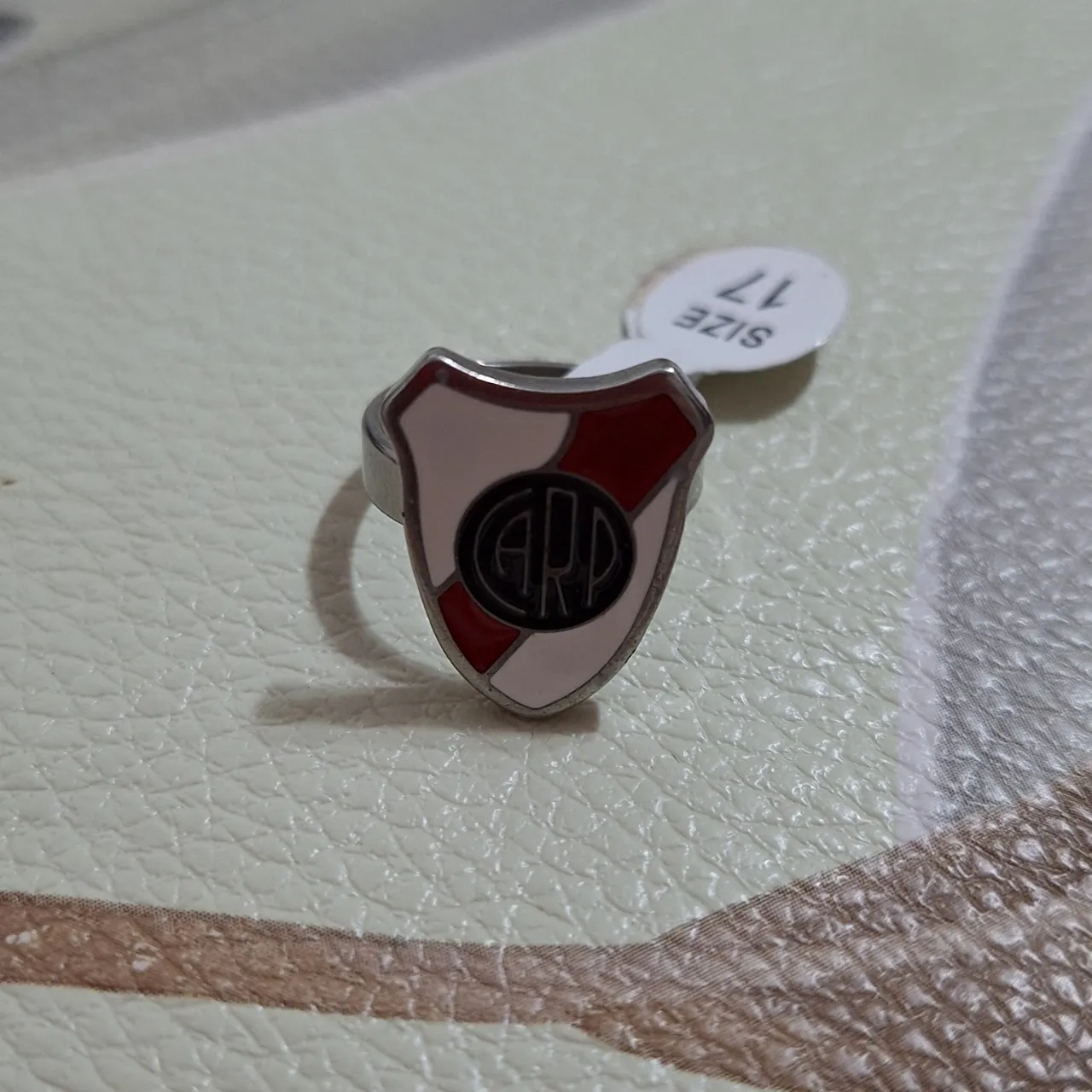 Anillo con escudo de River Plate. Material Acero Quirúrgico. Tamaño 17.