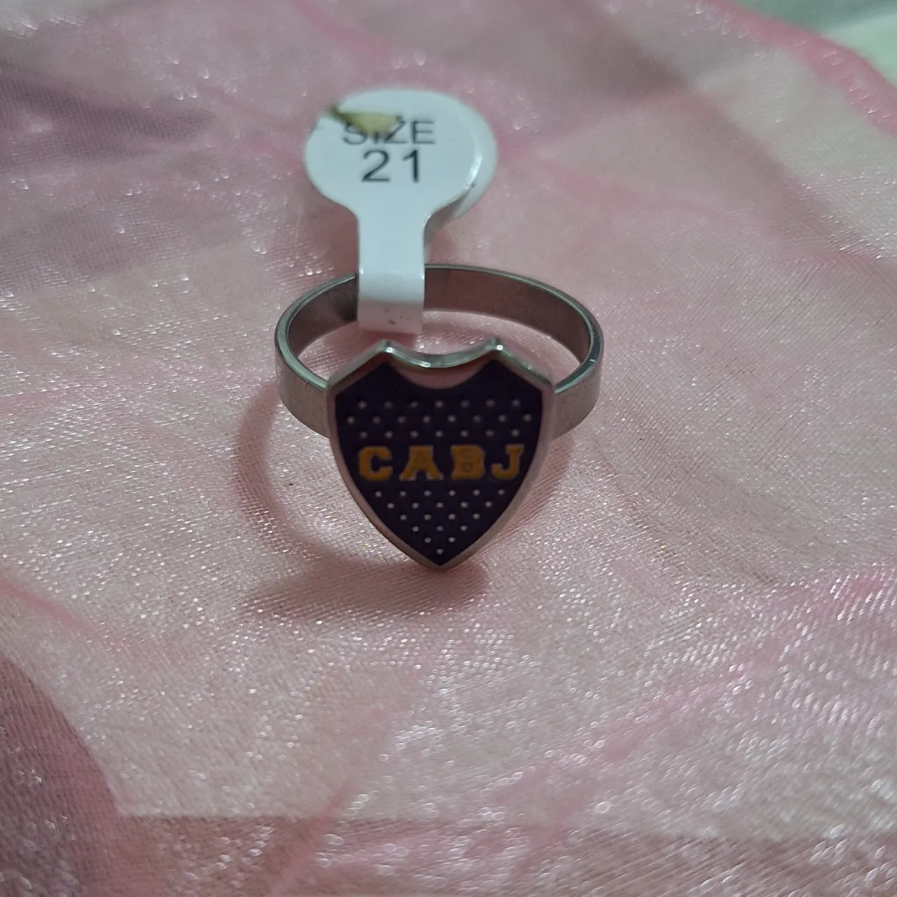 Anillo con escudo de Boca Juniors. Tamaño 21. Material Acero Quirúrgico.