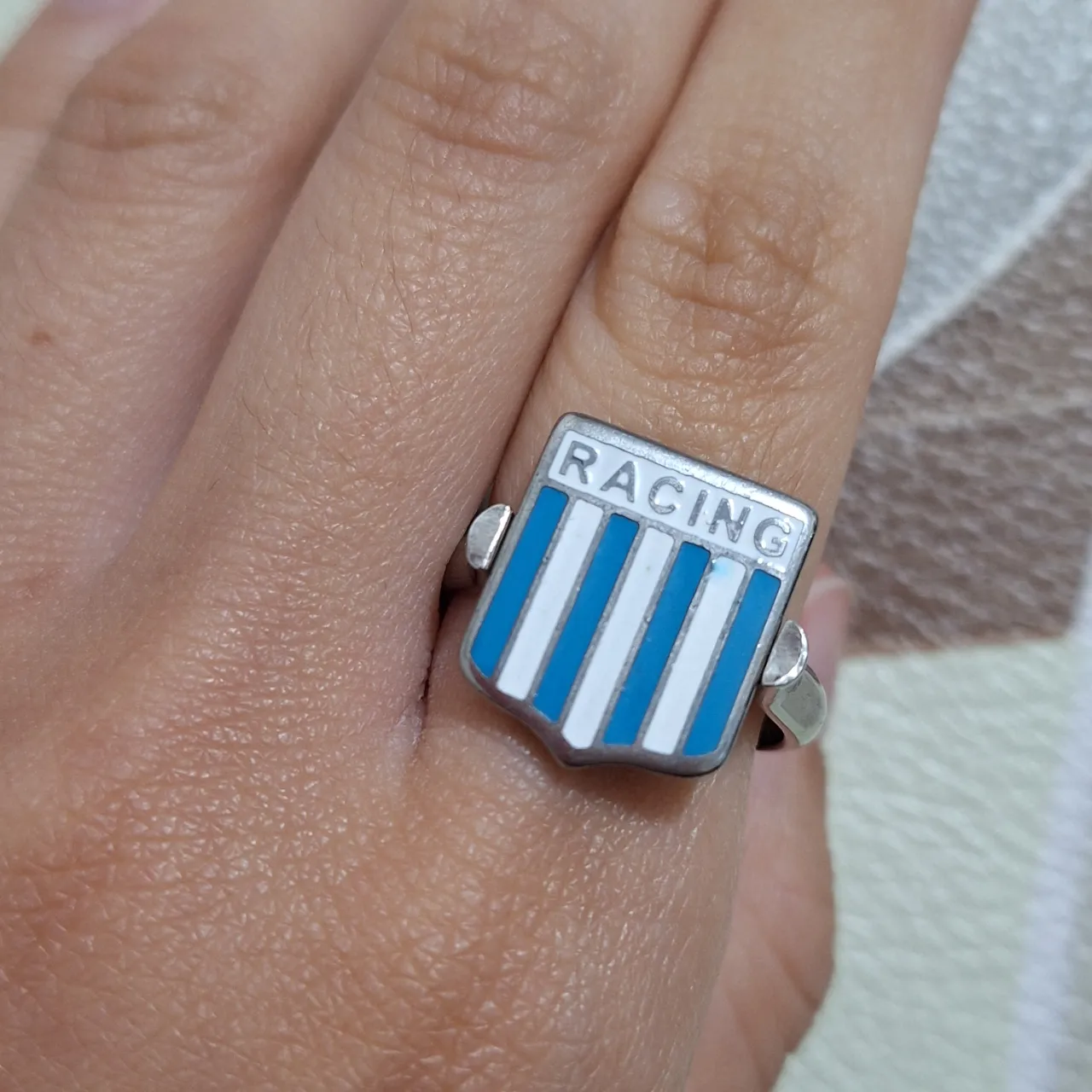 Anillo No tiene exactamente la marca - Vista 2