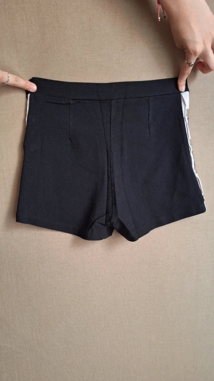 Short No tiene exactamente la marca - imagen 2