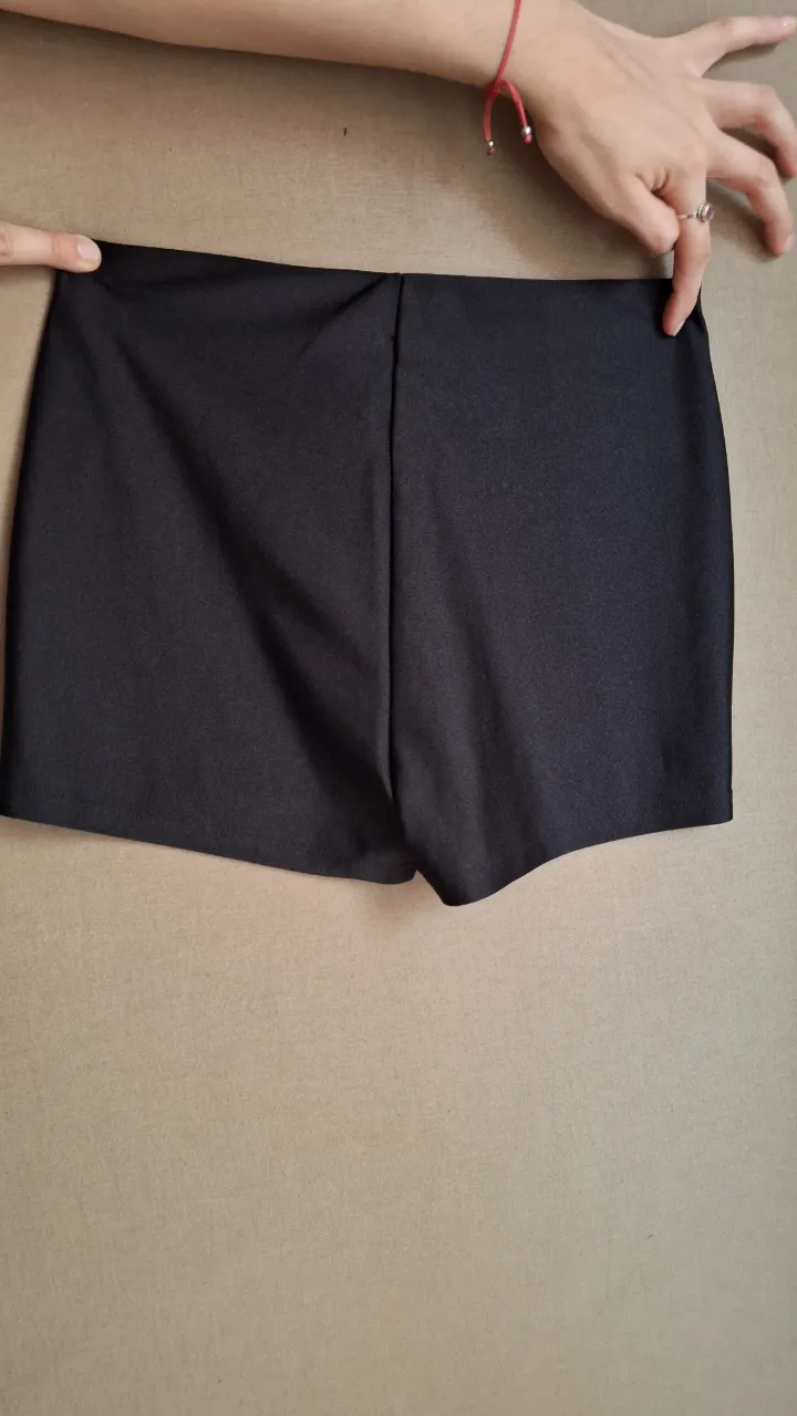 Short No tiene exactamente la marca - imagen 2